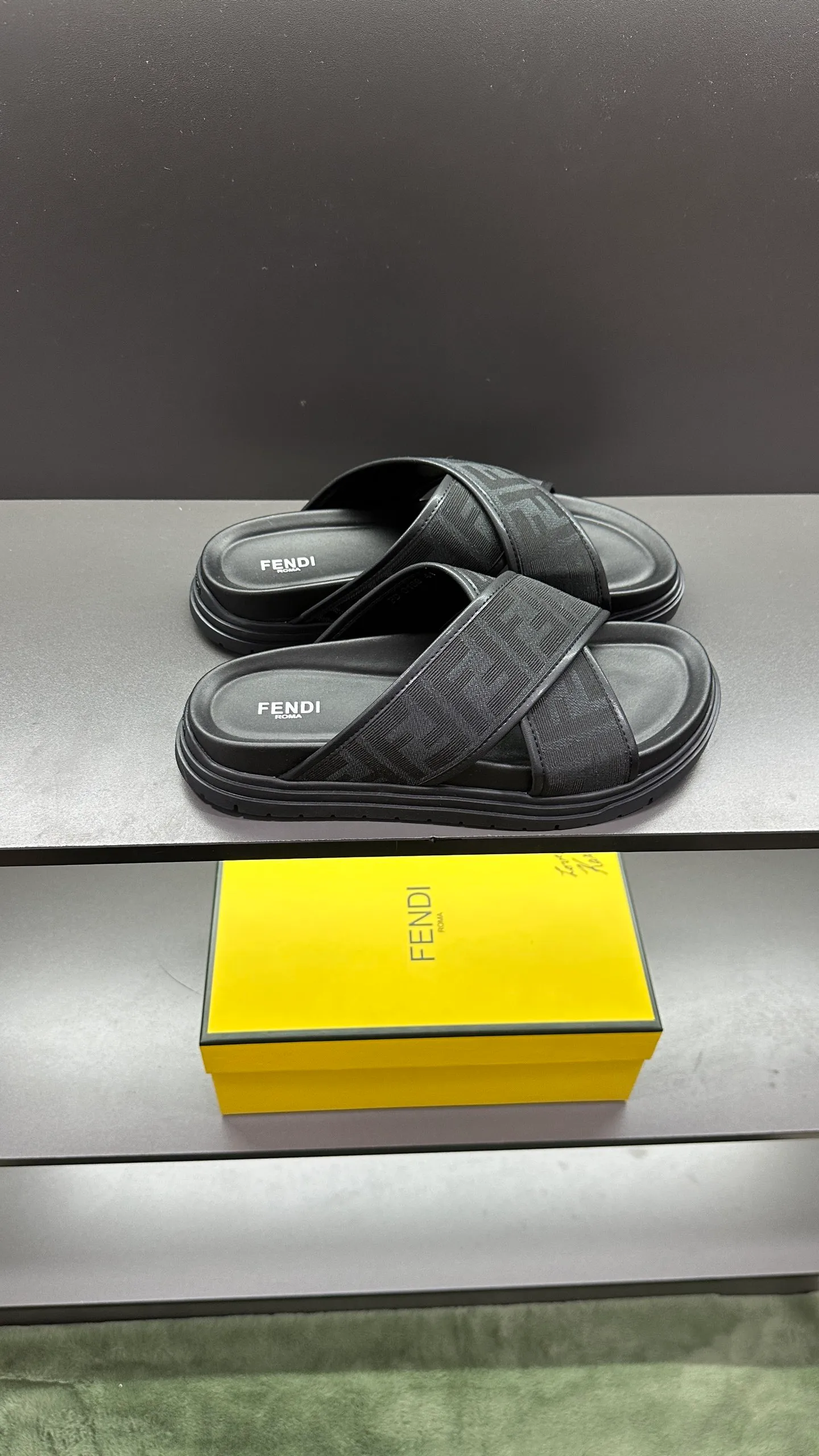 P300 [Fendi Slippers] High-end men's shoes brand, official website 1:1 latest masterpiece: original mold customization, fabrics made of imported original materials, upgraded outsole, lighter and non-slip. The market's top quality, simple yet tasteful, a must-have for fashionistas, fashionable at your feet, full of confidence, the same style at the counter 👍The season of summer slippers is here. Code: 38-45, 46 order